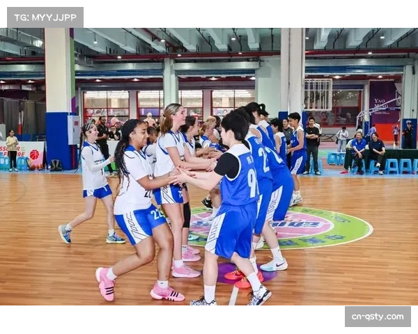 篮球进校园活动，青少年与女篮互动热身